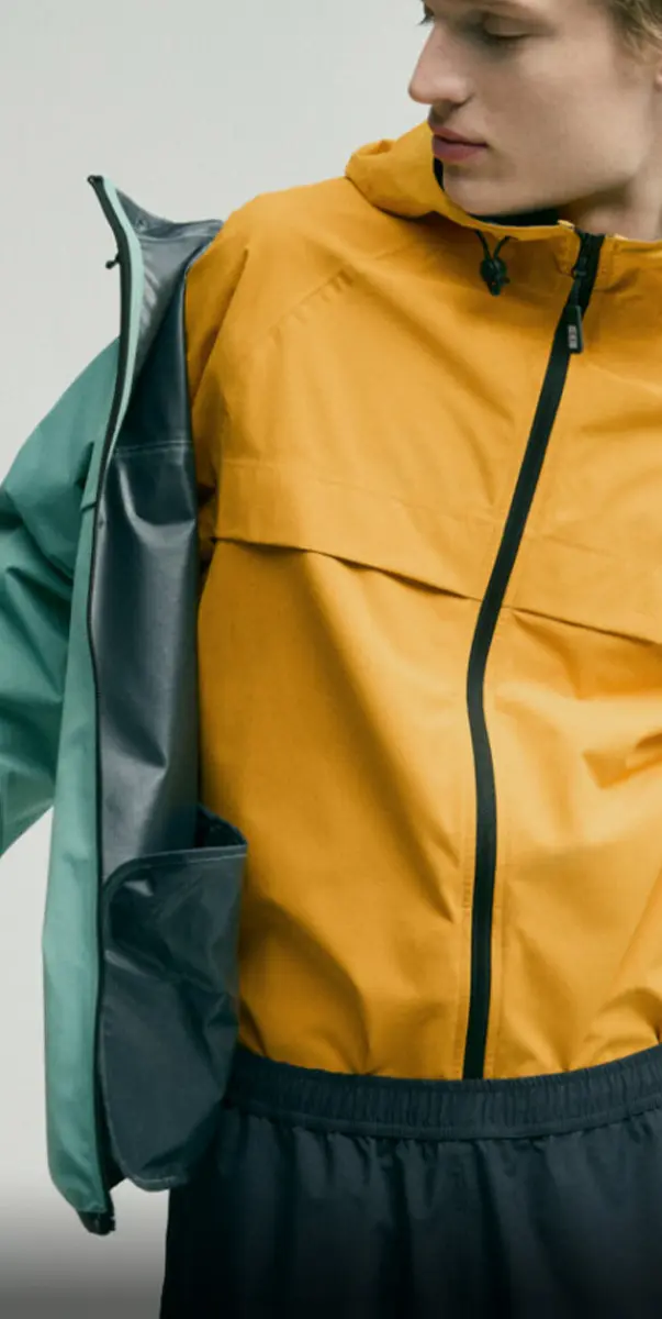 Model w wodoodpornej kurtce H2O