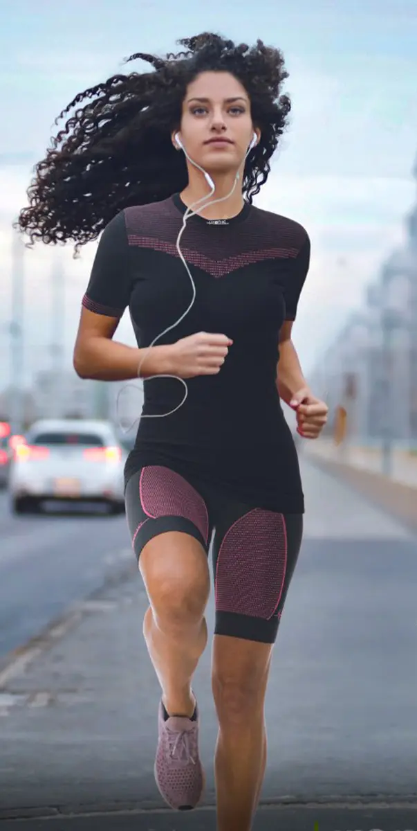 Modelka jogging w odzieży termoaktywnej IRON-IC